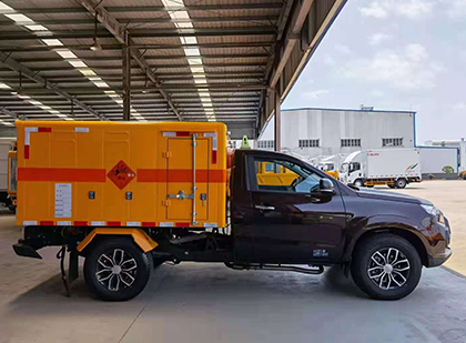 呼玛爆破器材运输车